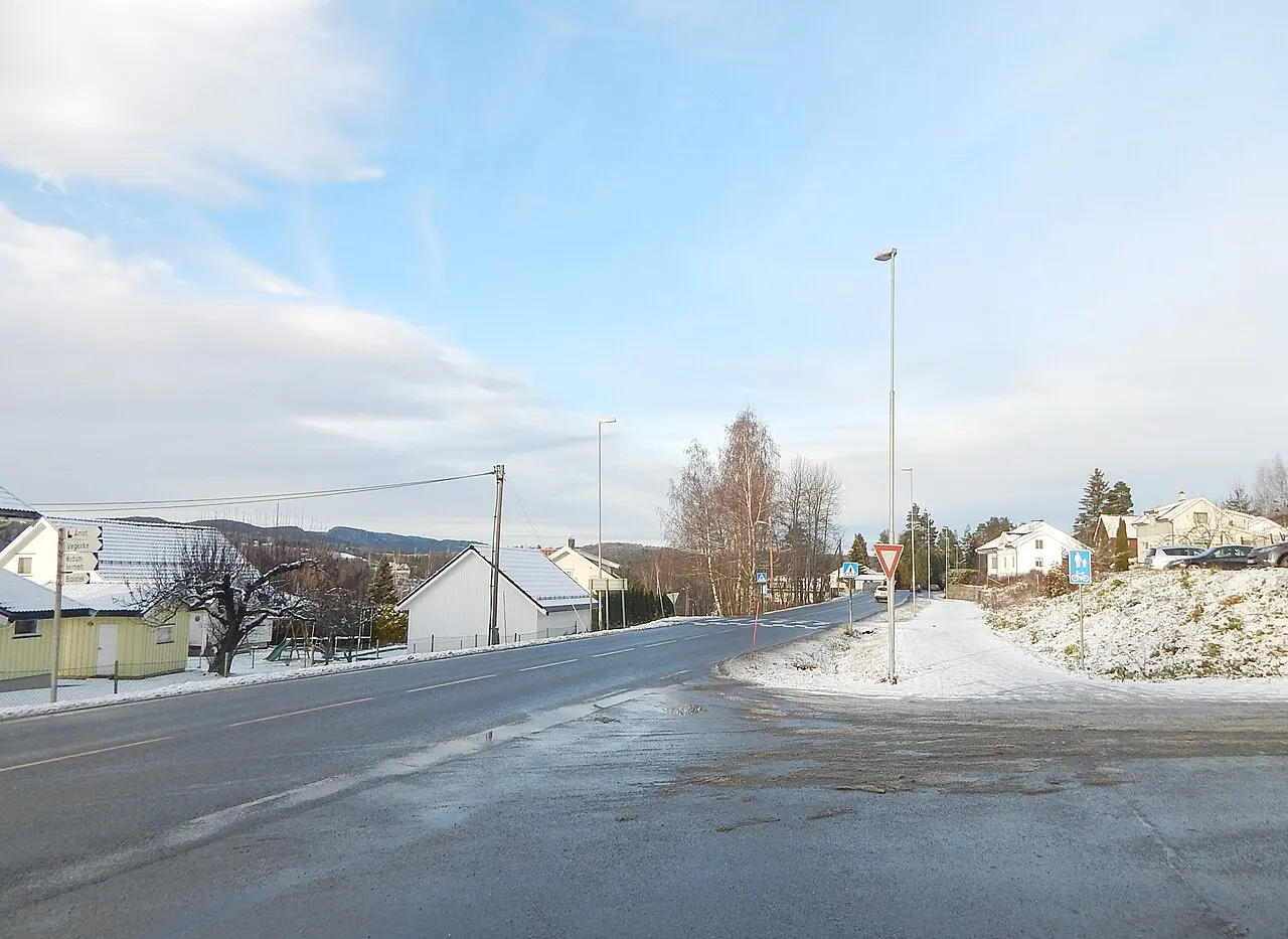Eikerveien (fylkesvei 144) like ved Åmot kirke i Modum