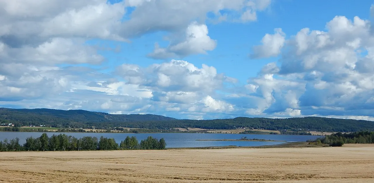 Gjesåssjøen sørfra, sett fra fylkesvei 2084