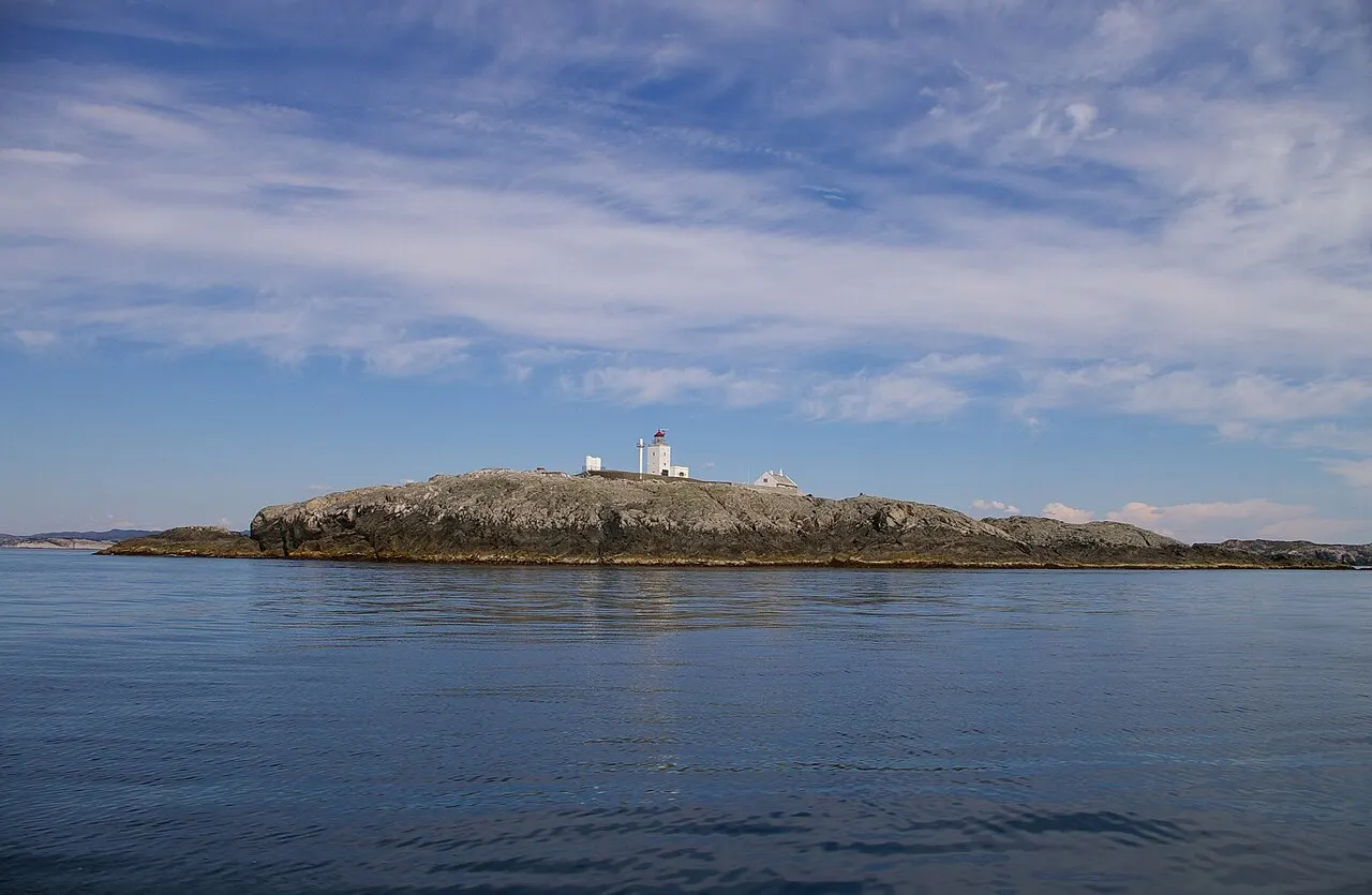 Marstein fyr i Austevoll, ein stille sommardag i 2008. Fyret ligg heilt ytst i havgapet og havet er heilt blankt.