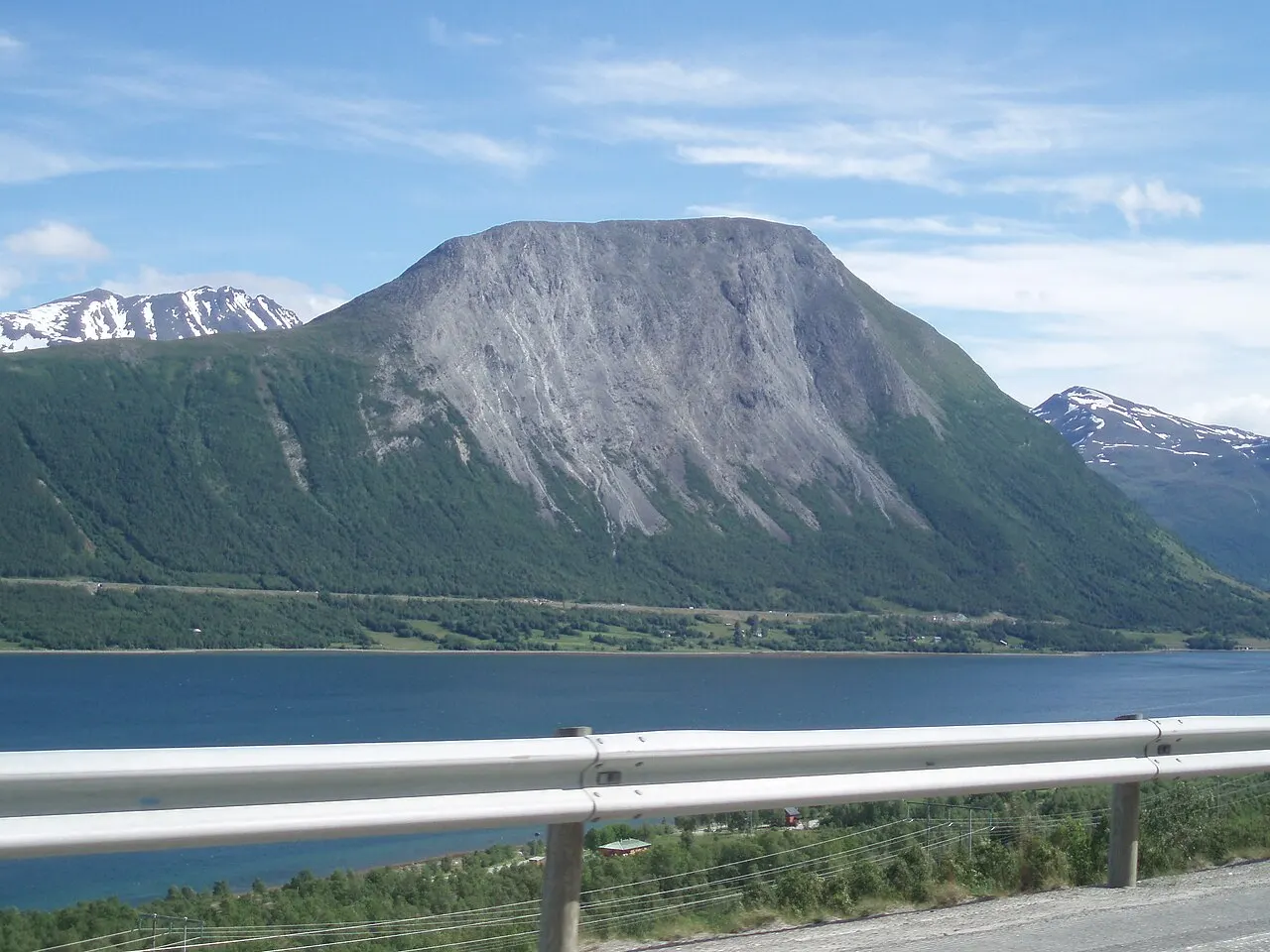 Perstinden sett fra sørvest på E6 ved Nordkjosbotn i Troms.