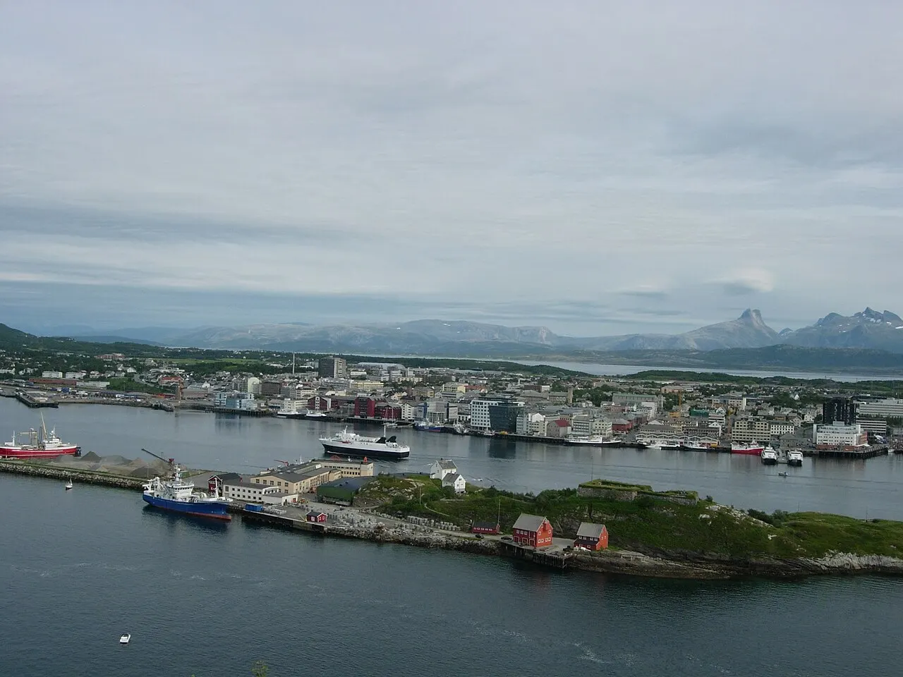 Bodø sett fra Lille Hjartøya utenfor byen.
