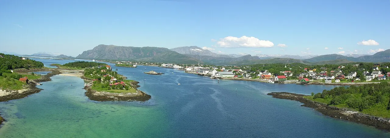 Oversiktsbilde av Brønnøysund tatt fra brua over sundet.