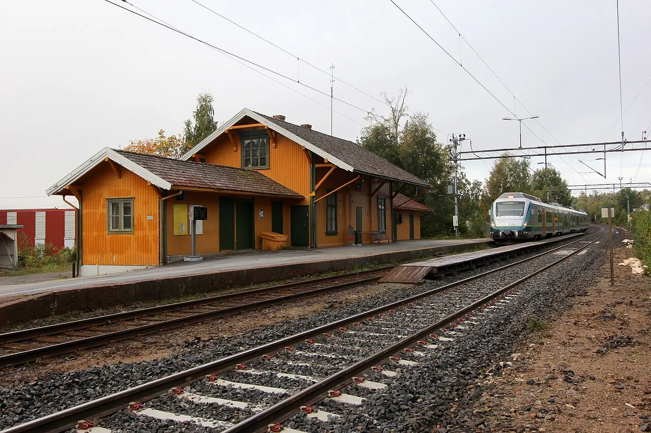 Darbu stasjon, med lokaltoget fra Kongsberg.