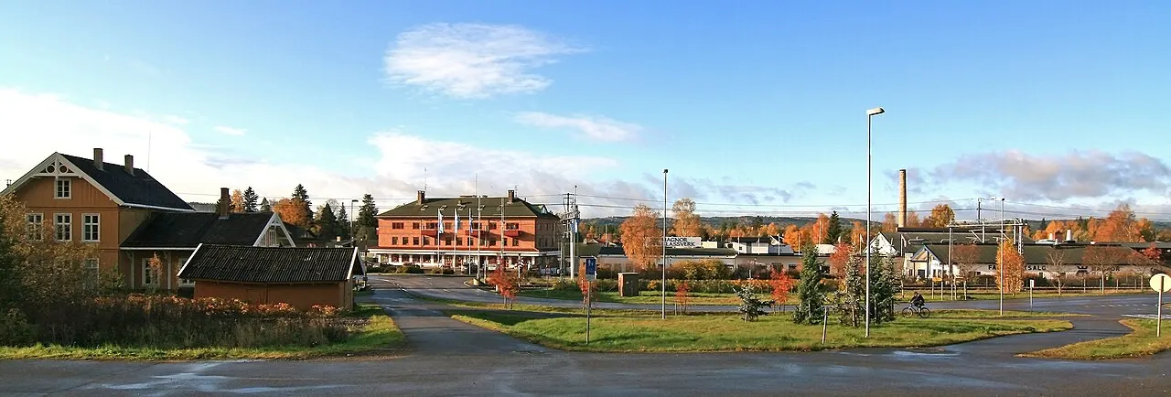 Magnor, Eidskog, Hedmark. Jernbanestasjonen til venstre og Magnor Glassverk til høyre.