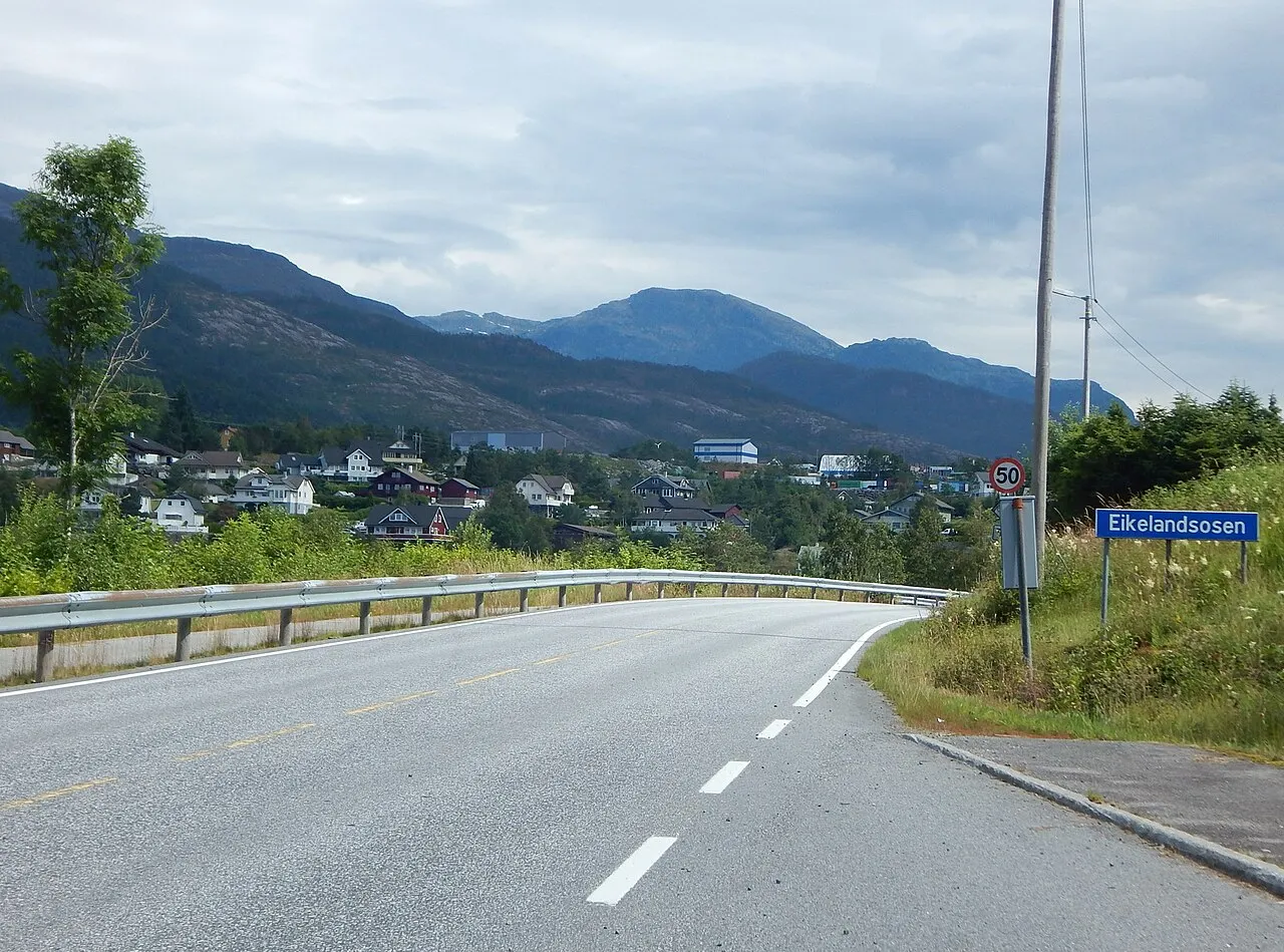 Fusavegen (fylkesvei 552) inn mot Eikelandsosen fra sørvest