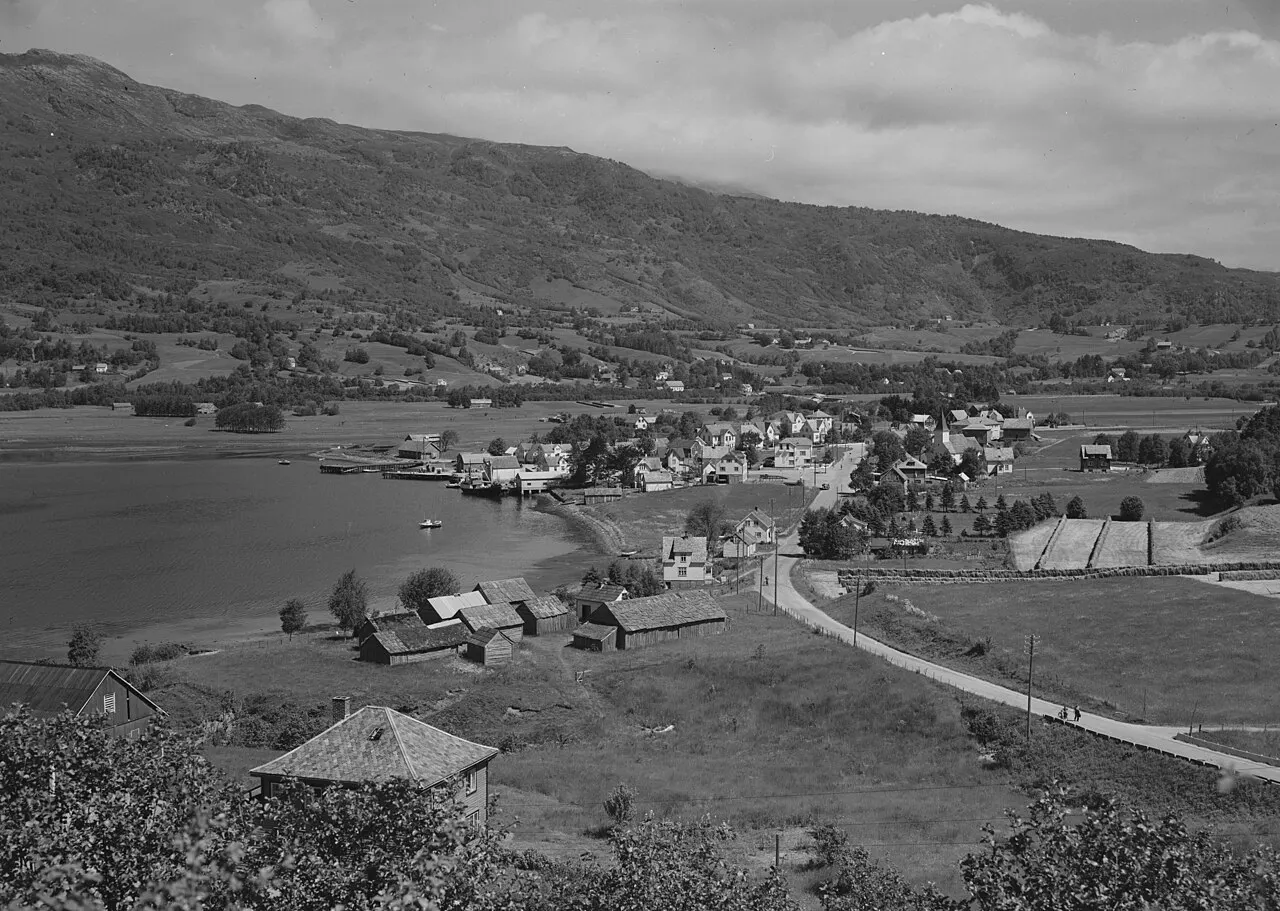 Bildet er hentet fra Nasjonalbibliotekets bildesamling. Anmerkninger til bildet var: Fotograf ukjent. Etne, Etne, Hordaland