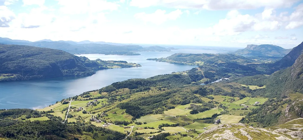 The image is cropped by me, User:Jorunn Neset ca. midt i biletet, på andre sida av fjorden, er Straumsnes. Innom Straumsnes heiter fjorden…