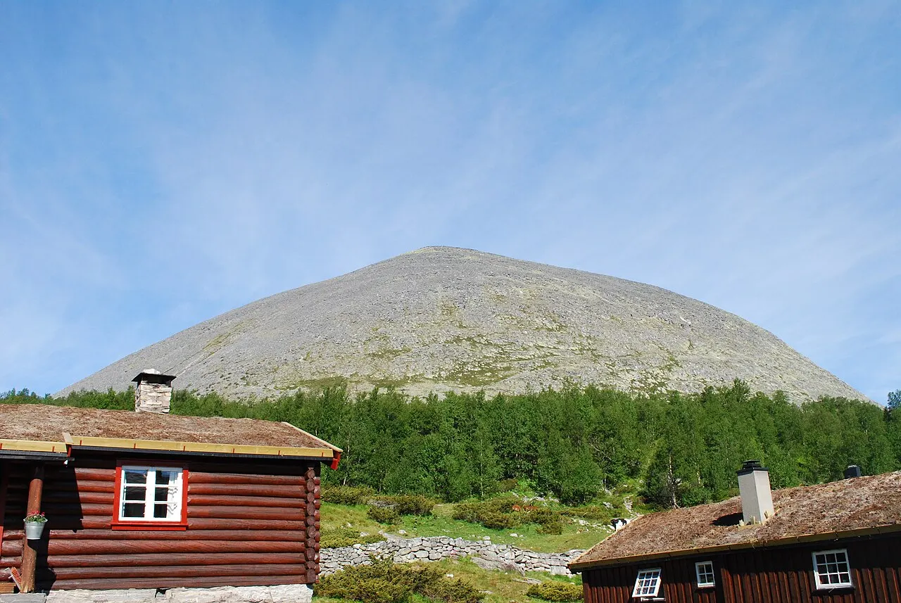 Veslsvulten er et fjell på grensen mellom Folldal kommune i Hedmark og Nord-Fron kommune i Oppland. Høyden er 1579 moh, og det er det 25…