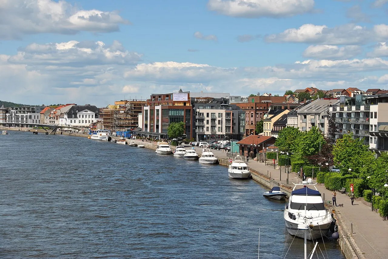 Bryggepromenaden i Fredrikstad sett fra Kråkerøybroa