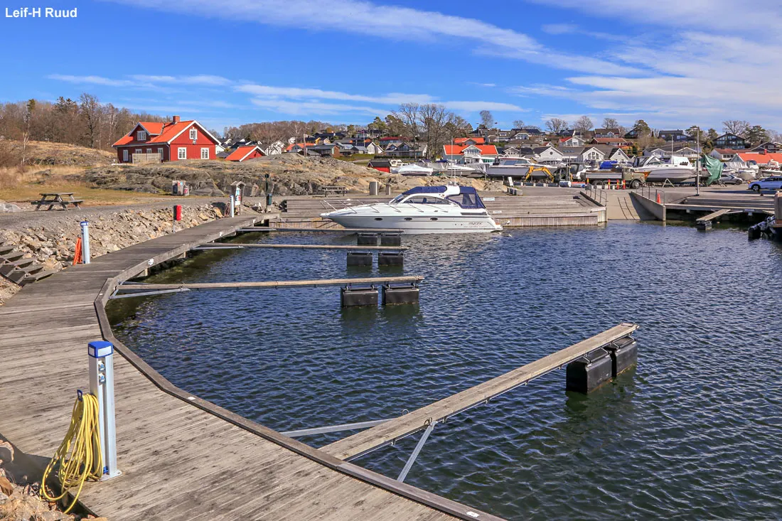 Fuglevik havn og marina en vakker vårdag.