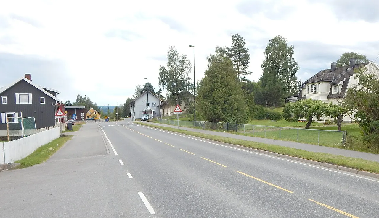Fylkesvei 24 gjennom Gata, bygdesentrum i Vallset