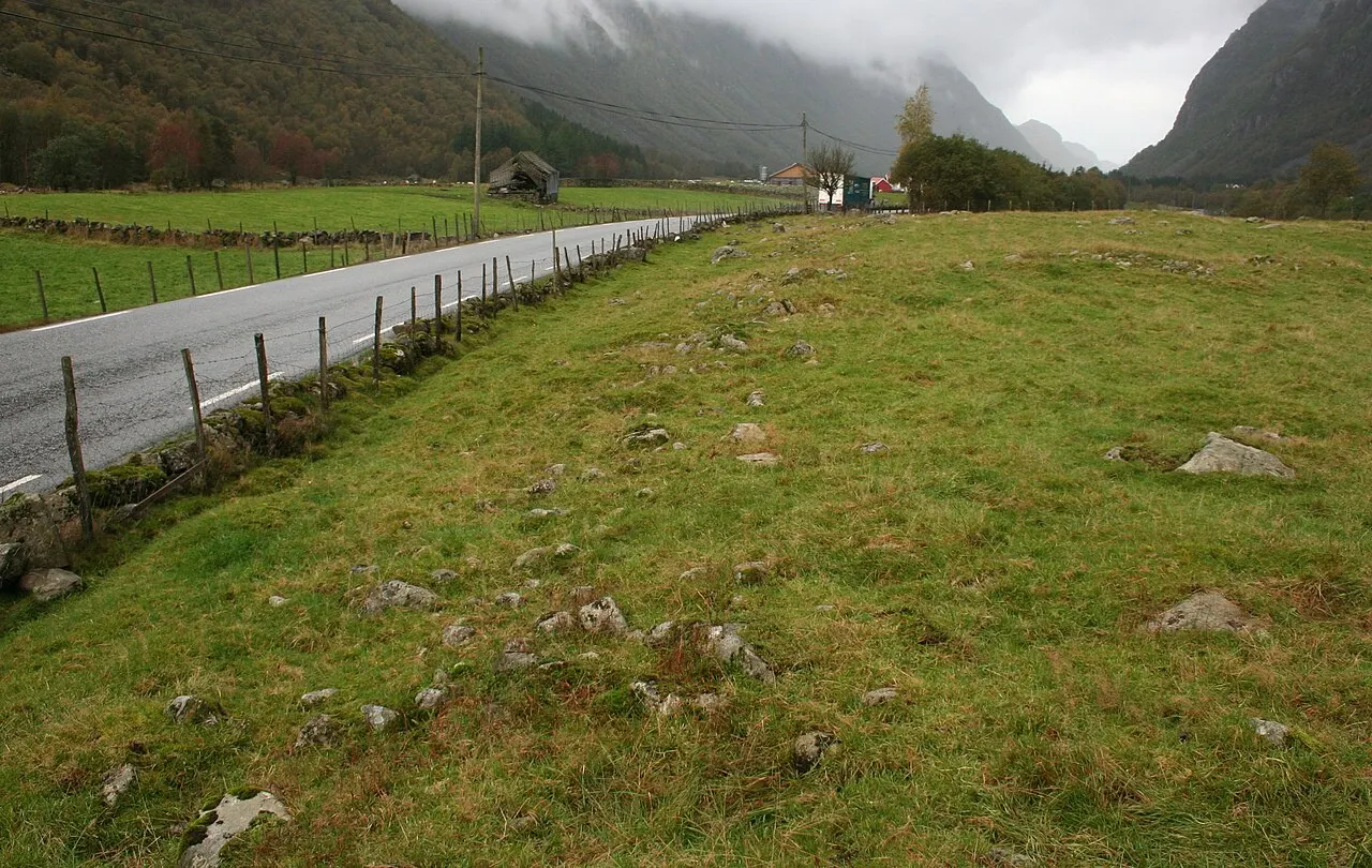 Steinstreng, utgardsgjerde på ødegård fra folkevandringstid, Gilja, Dirdal, Rogaland