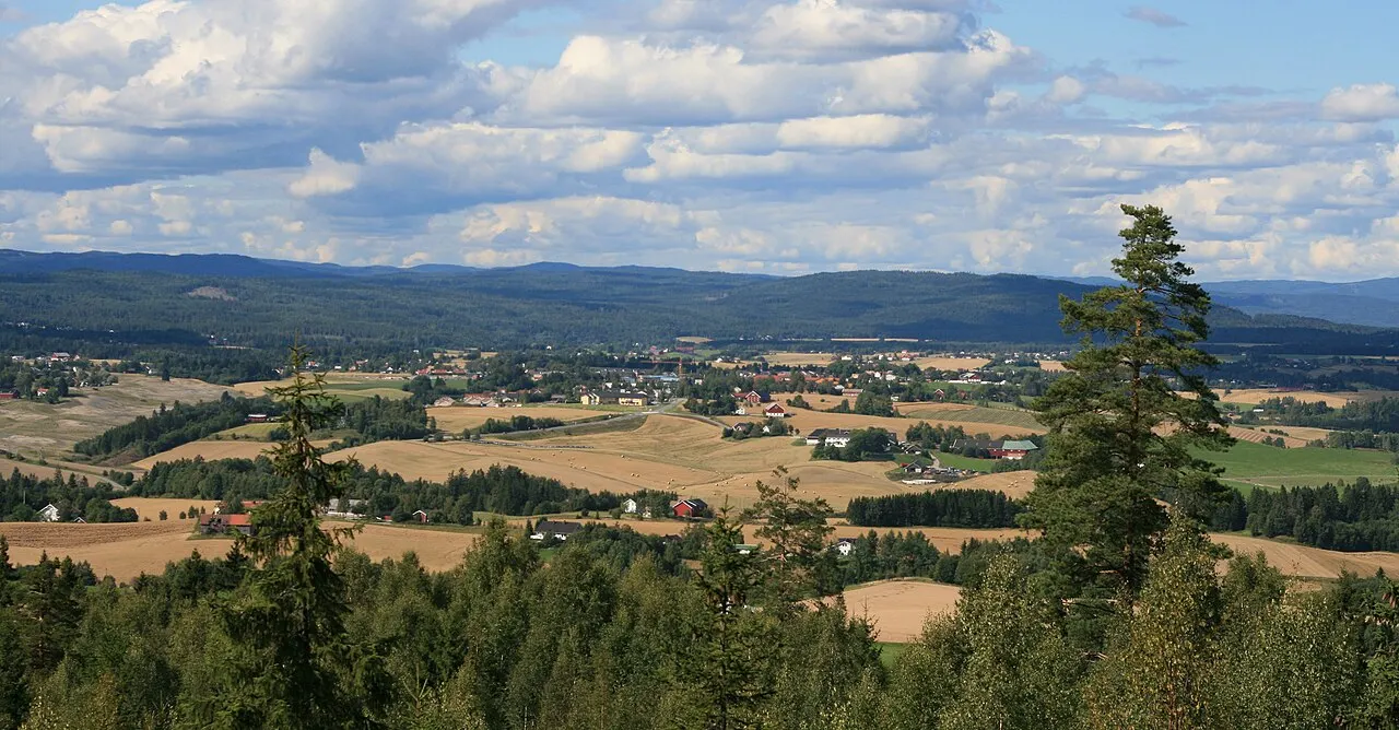 Gjerdrum, Romerike, Akershus, sett fra Heksebergfjellet. Kommunesenteret Ask i mellomgrunnen, Romeriksåsene i bakgrunnen.
