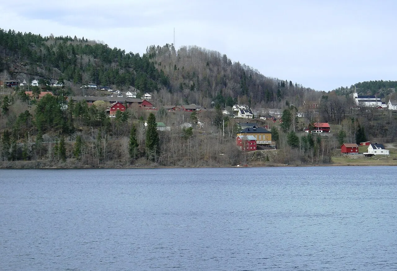 Gjerstadvatnet med Gjerstad kirke i bakgrunnen