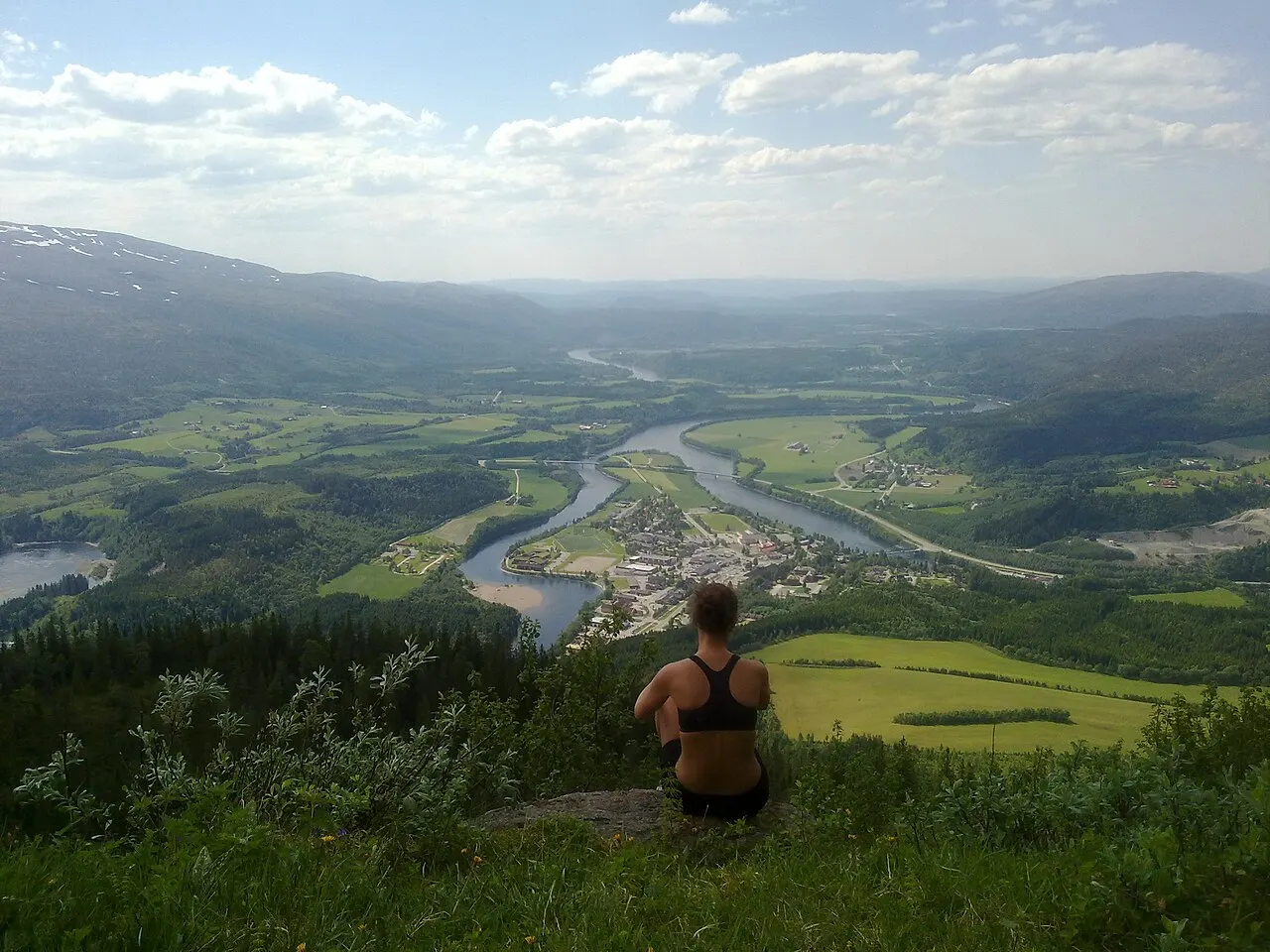 Utsikt fra Storhusfjellet mot Grong. Elvene er Namsen (t.h.) og Sanddøla (t.v.). Foto: Kurt Melhus