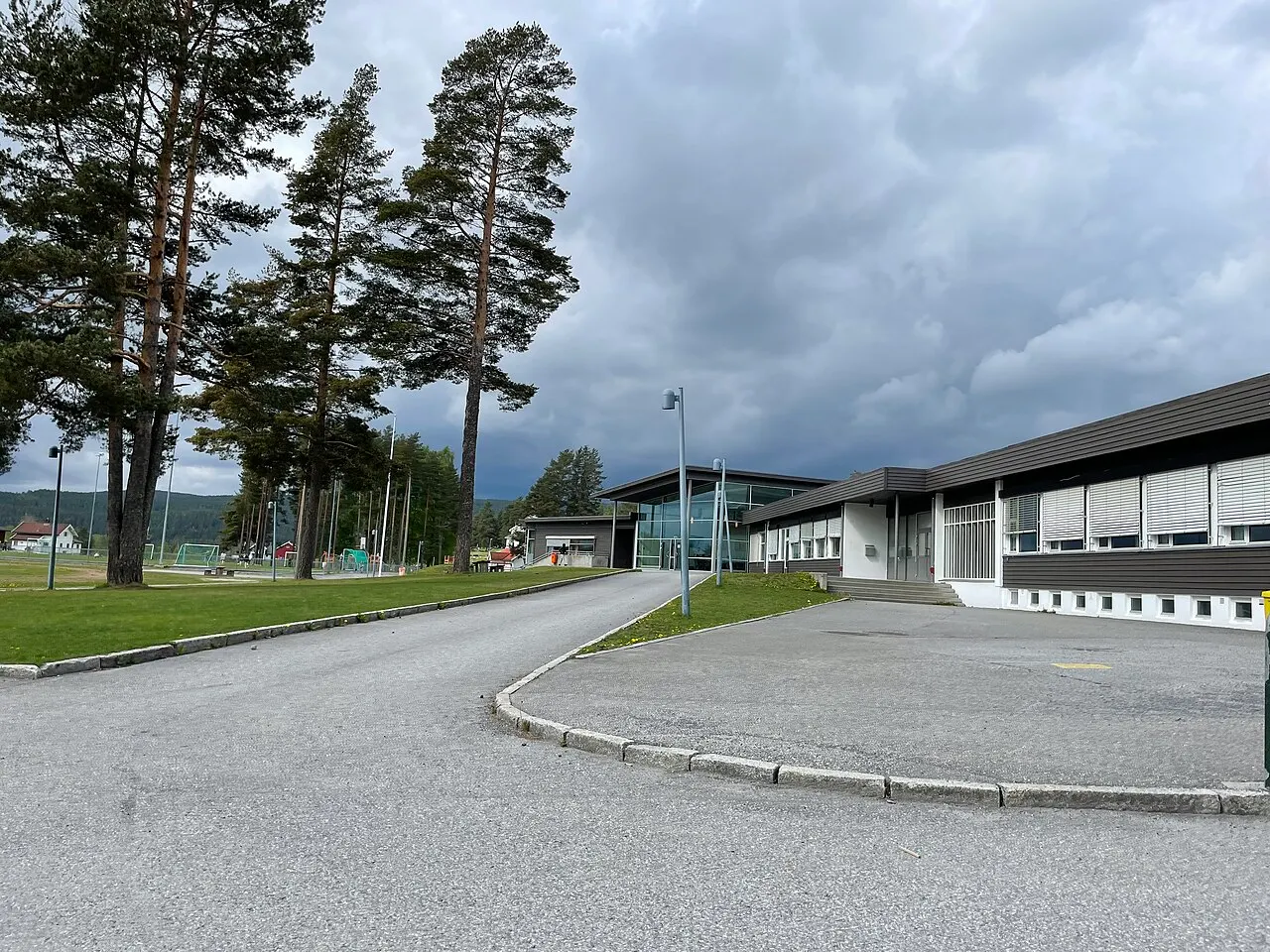 Hvalsbruveien 14 (Hallingby legekontor) og 16 (Hallingby skole), Hallingby i Ringerike