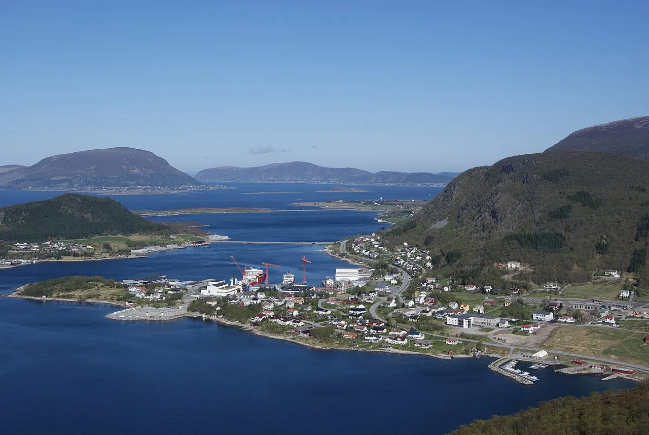 Søvika sett fra Hamnsundfjellet.Bildet er tatt i Mai 2011.