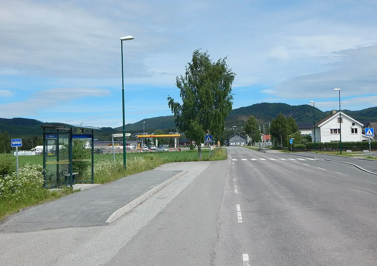 Fylkesvei 2300 (tidl. FV16) gjennom Harestua