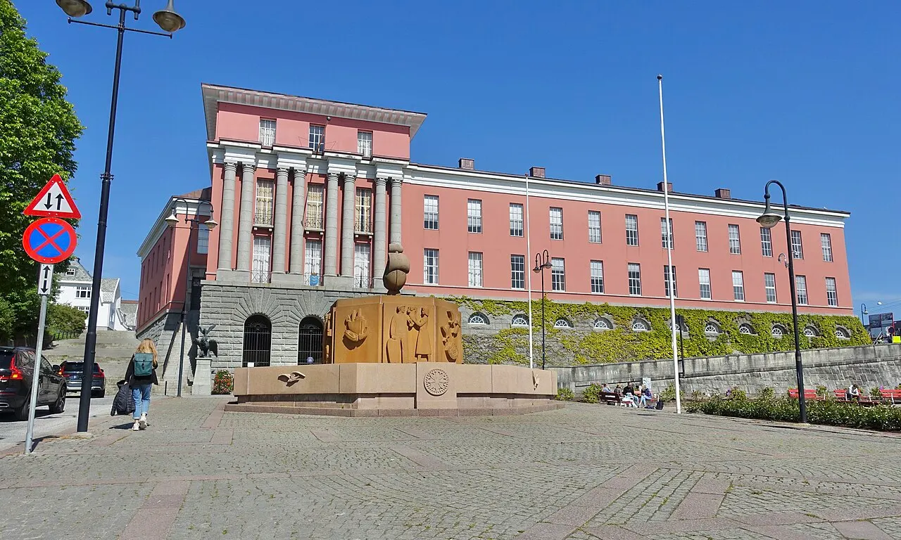 Haugesund rådhus, et nyklassisistisk monumentalbygg tegna av arkitektene Herman Munthe-Kaas og Gudolf Blakstad og oppført 1923–1931, med…