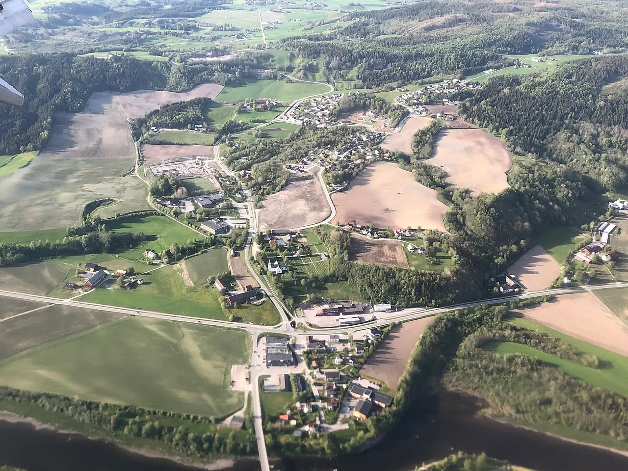 Hegramo (nederst i bildet), bygdesenter i Hegra i Stjørdal kommune i Trøndelag fylke, Norge. Nederst skimtes Stjørdalselva. Veien på tvers…