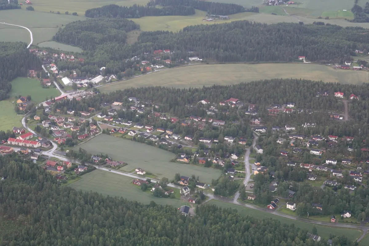 Flyfoto av Heiås, et tettsted i Trøgstad kommune.