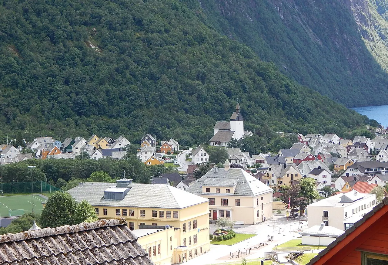 Høyanger med kirken