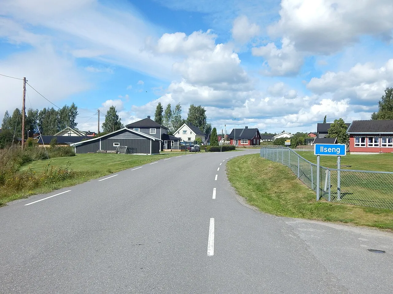 Løkenvegen (fylkesvei 1912, tidl. 237) på Ilseng, med Breidablikk skole til høyre