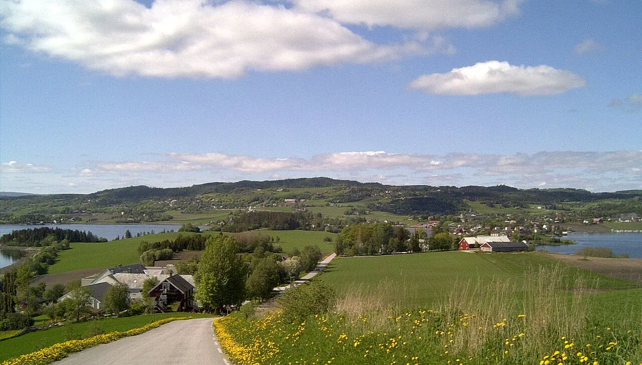 Inderøy sett mot kirka og Straumen. Sund folkehøgskole i forgrunnen.