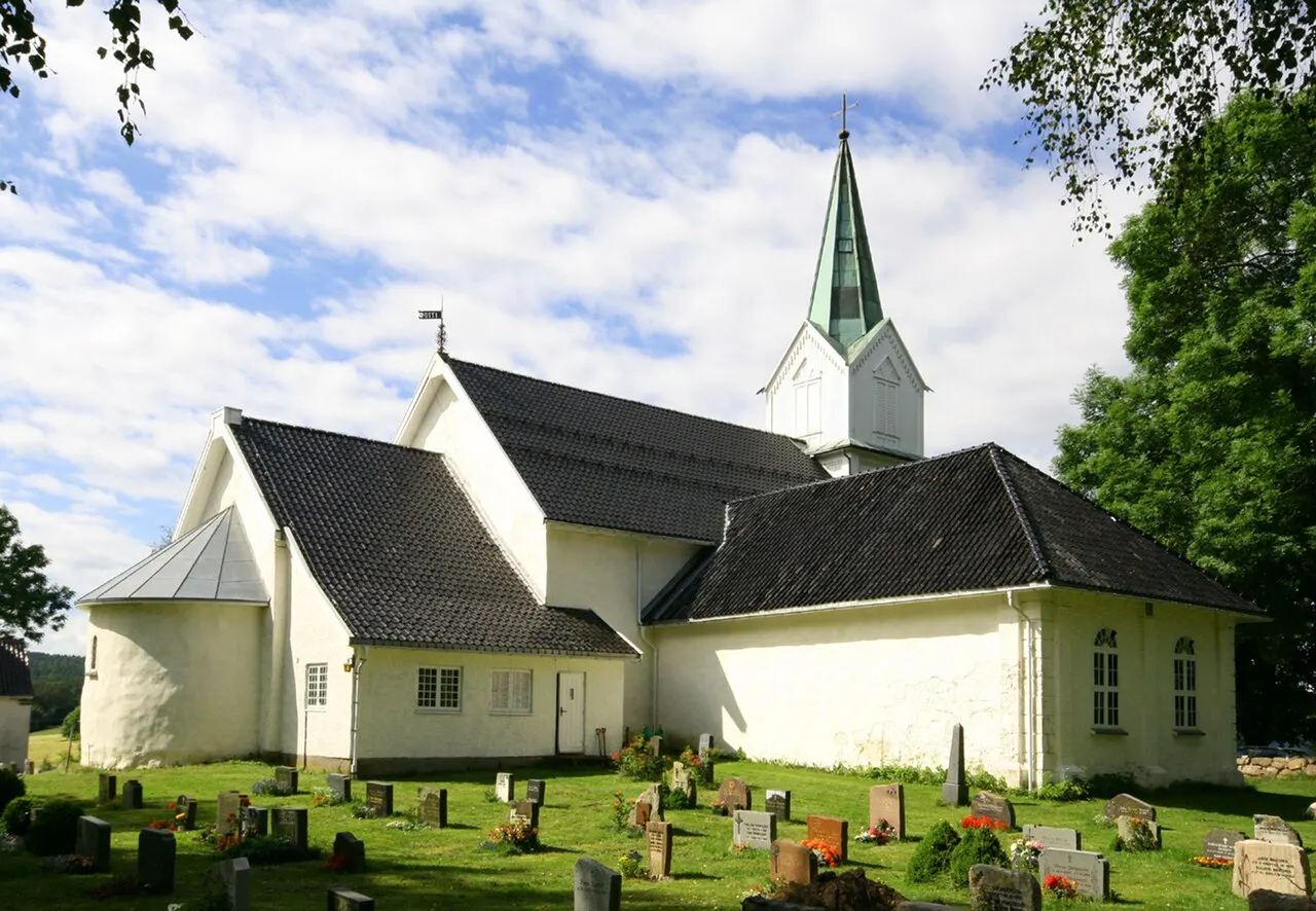 Hurum kirke, med Det huitfeldtske gravkapell nærmest