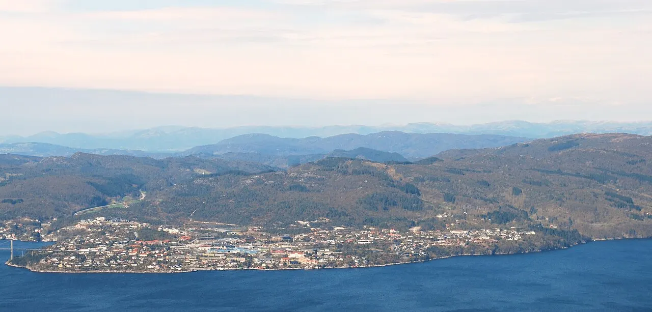 Knarvik sett fra Høgstefjellet i Bergen kommune.