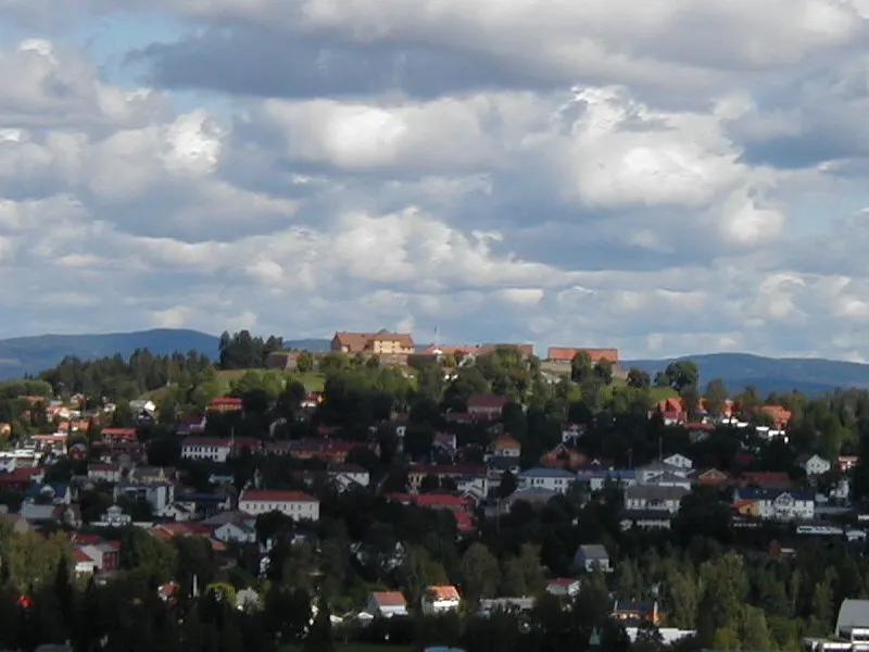 Tråstadberget i Kongsvinger med Kongsvinger festning og Øvrebyen. Tatt fra sør.