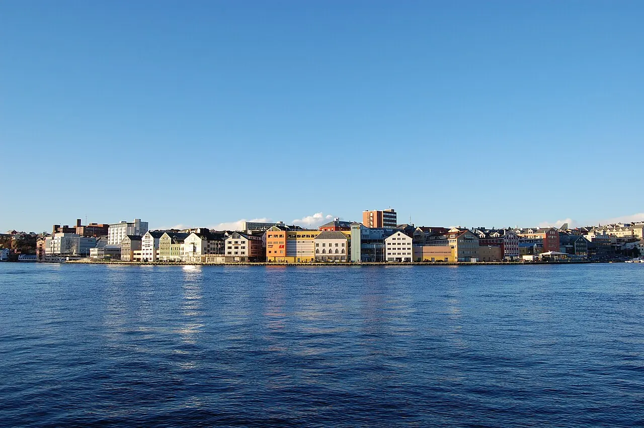 Storkaia, en del av havneområdet i Kristiansund. De fleste av bygningene er nå del av Amfi Storkaia Brygge. Foto:[:no:Bruker:Hoppedal