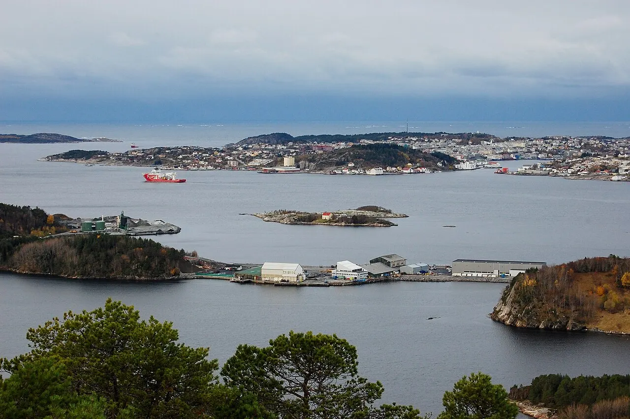 Fugløya i Kristiansund i midten av bildet. Kristiansund by i bakgrunnen. Møre og Romsdal