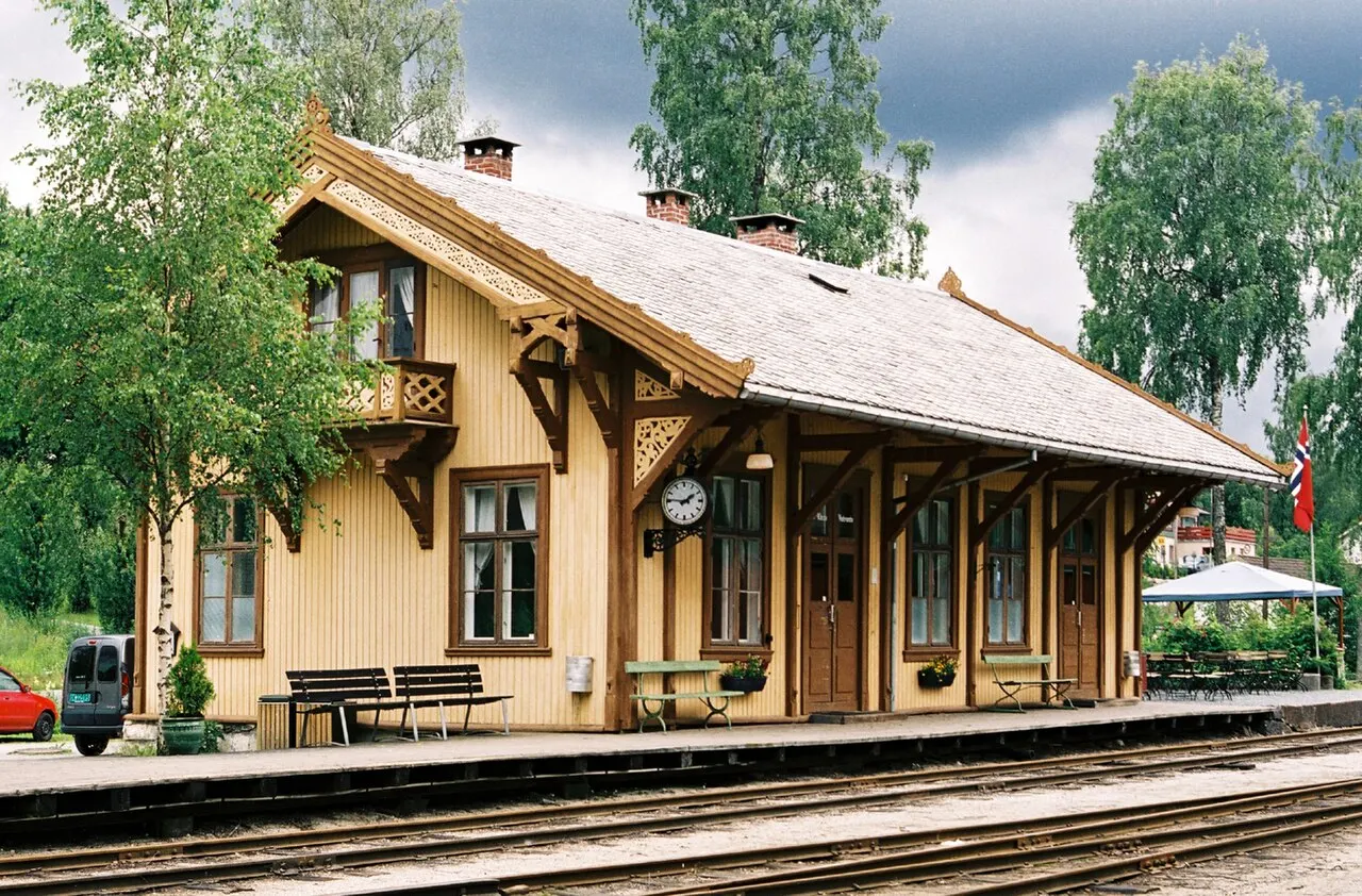 Krøderen stasjon, Krøderbanen. Bygd 1872. Arkitekt:Georg Andreas Bull. Freda 1981.