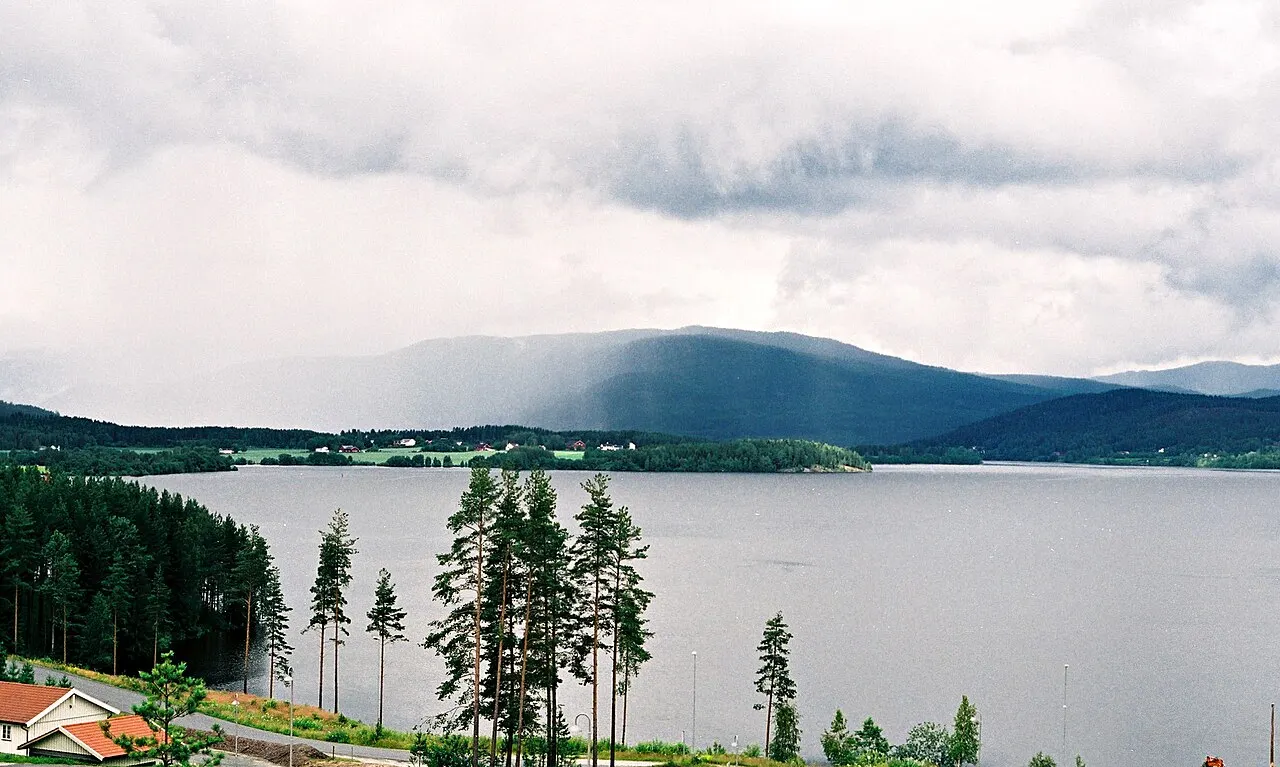 Utsikt over innsjøen Krøderen fra tettstedet Krøderen i sørenden av sjøen.