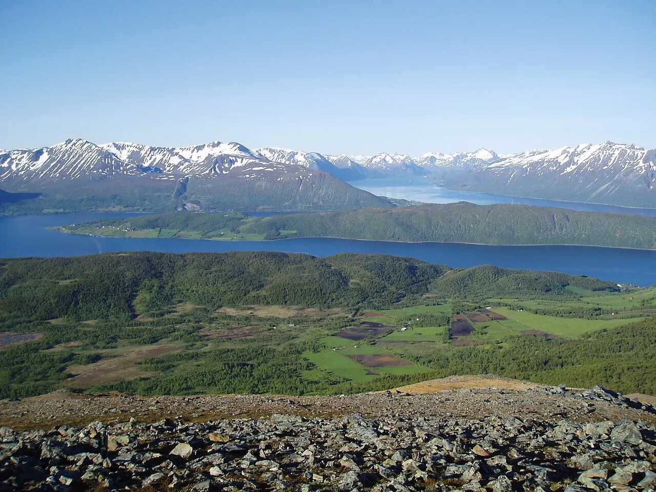 Utsikt over Kvæfjord, Kveøya og Gullesfjord fra fjellet Raudmoldheia, Kvæfjord kommune i Troms