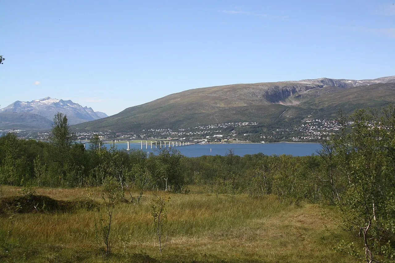Utsikt fra Tromsya til Kvaløysletta og Sandnessundbrua (Tromsø Kommune, Troms)