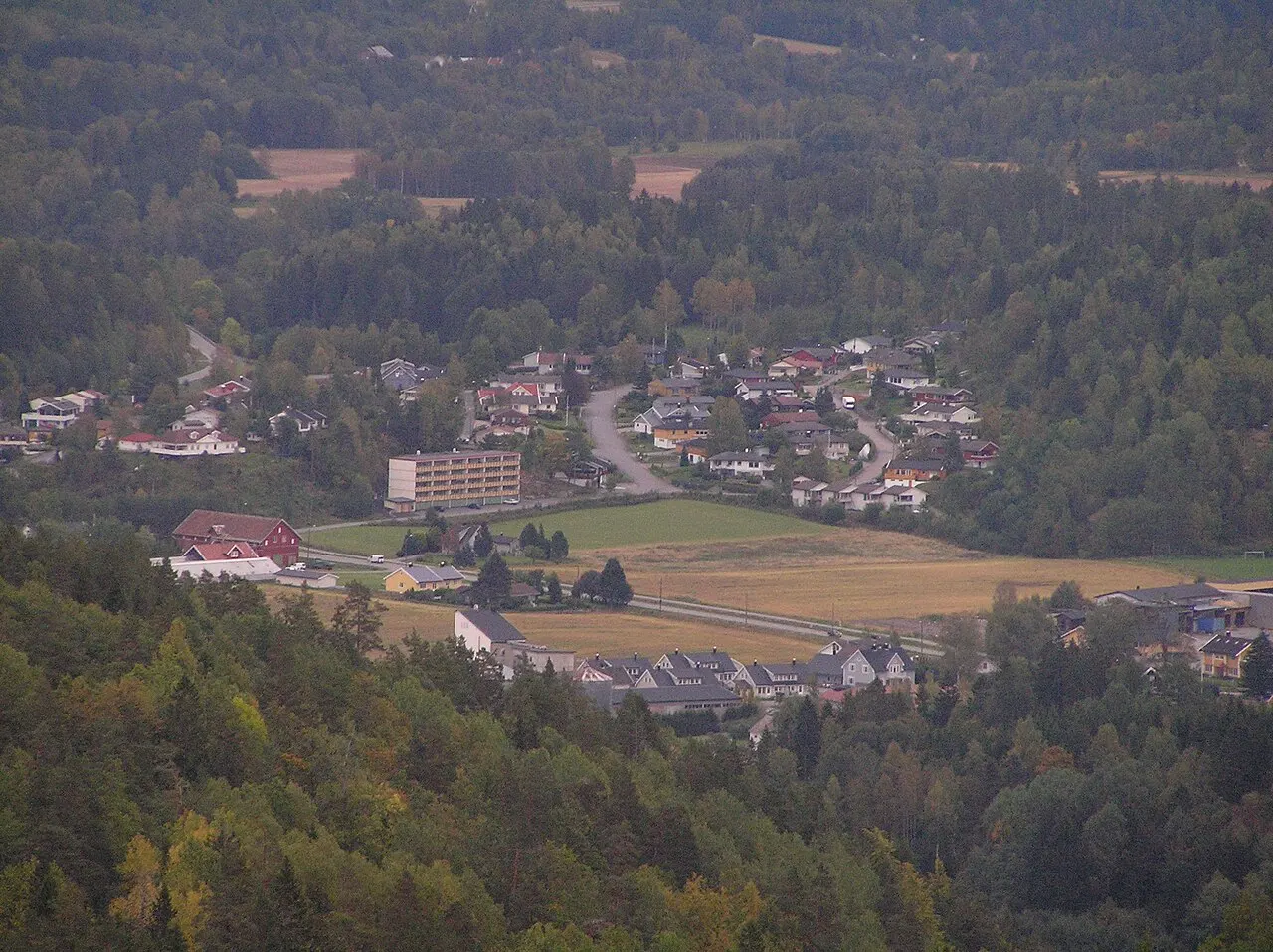 Oversiktsbilde over deler av tettstedet Kvelde. Bildet er tatt fra Barlindåsane, 25. september 2009.