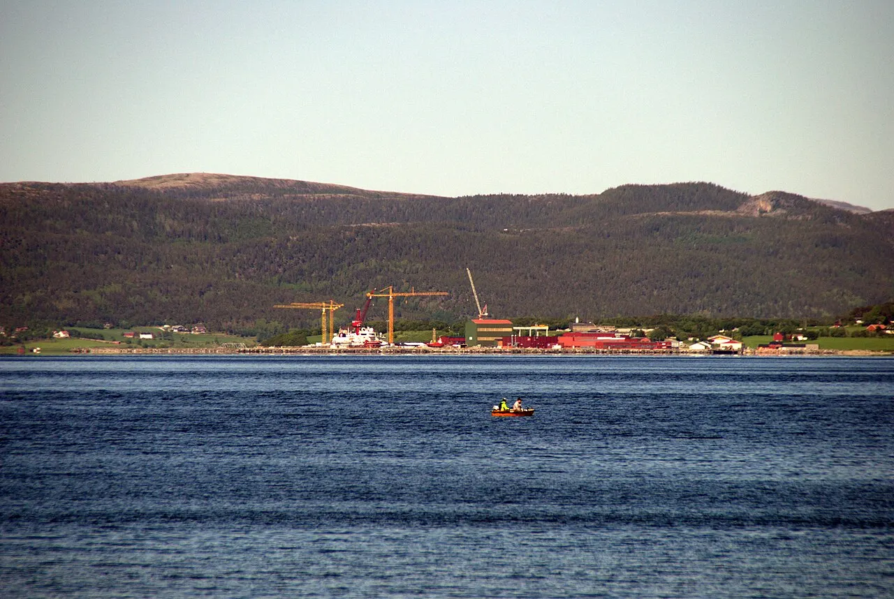 Gamle Fosen Yard i Kvithylla i Hasselvika i Rissa, Sør-Trøndelag. Bilde tatt fra Lensvik i Agdenes.