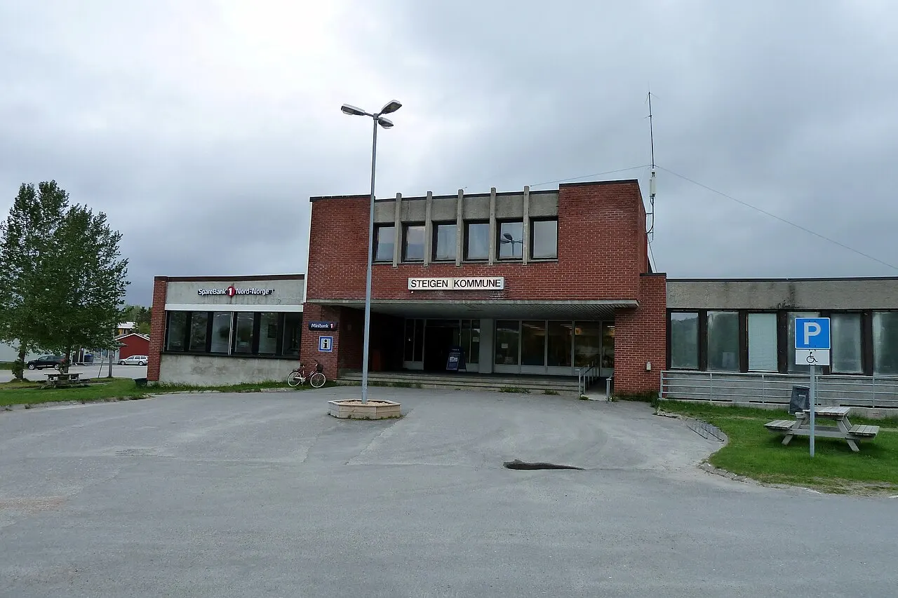 Steigen kommunes administrasjonsbygg i Leinesfjord.