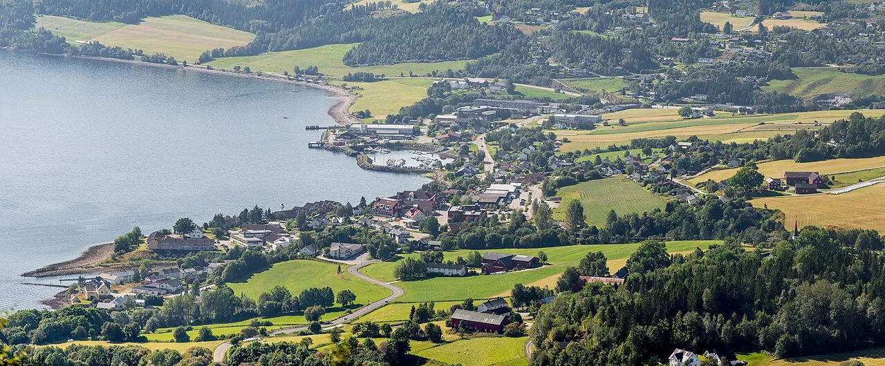 Leksvik sentrum sett fra Våttåhaugen i august 2015