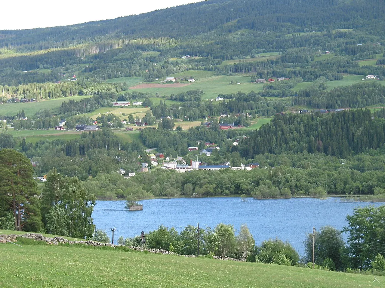 Tettstaden Lia i Sør-Fron, sett frå Hundorp. Vannet i midten er Gudbrandsdalslågen.