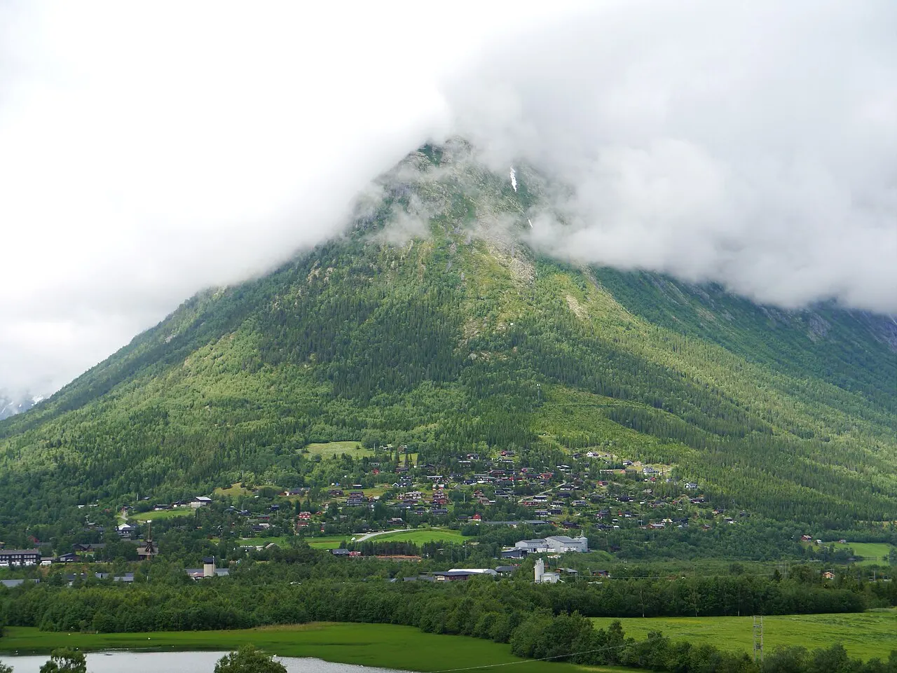 Lomseggen i vestkant av tettstedet Fossbergom (Lom sentrum)