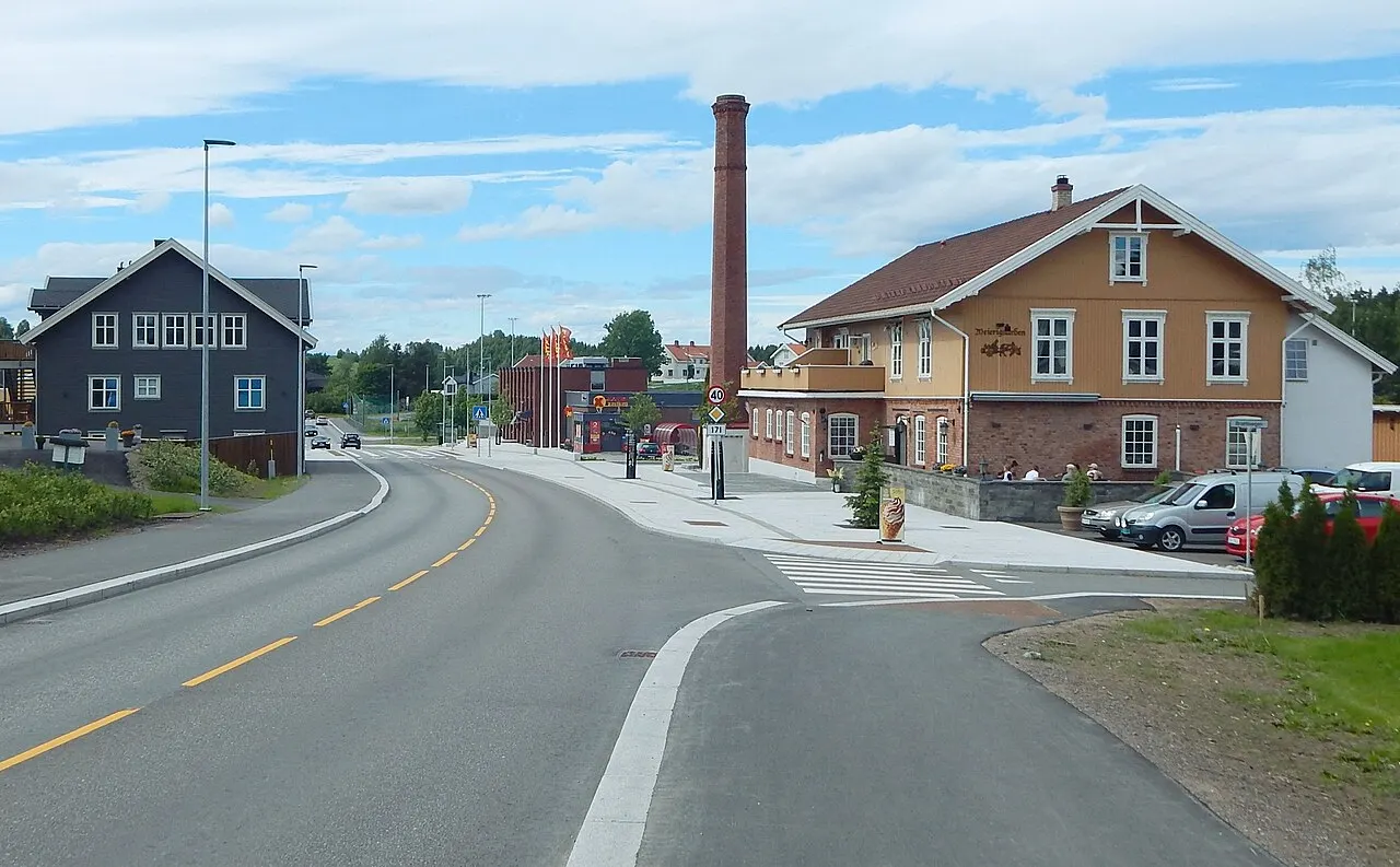 Lørenfallet med Meierigaarden og fylkesvei 171 i retning Frogner