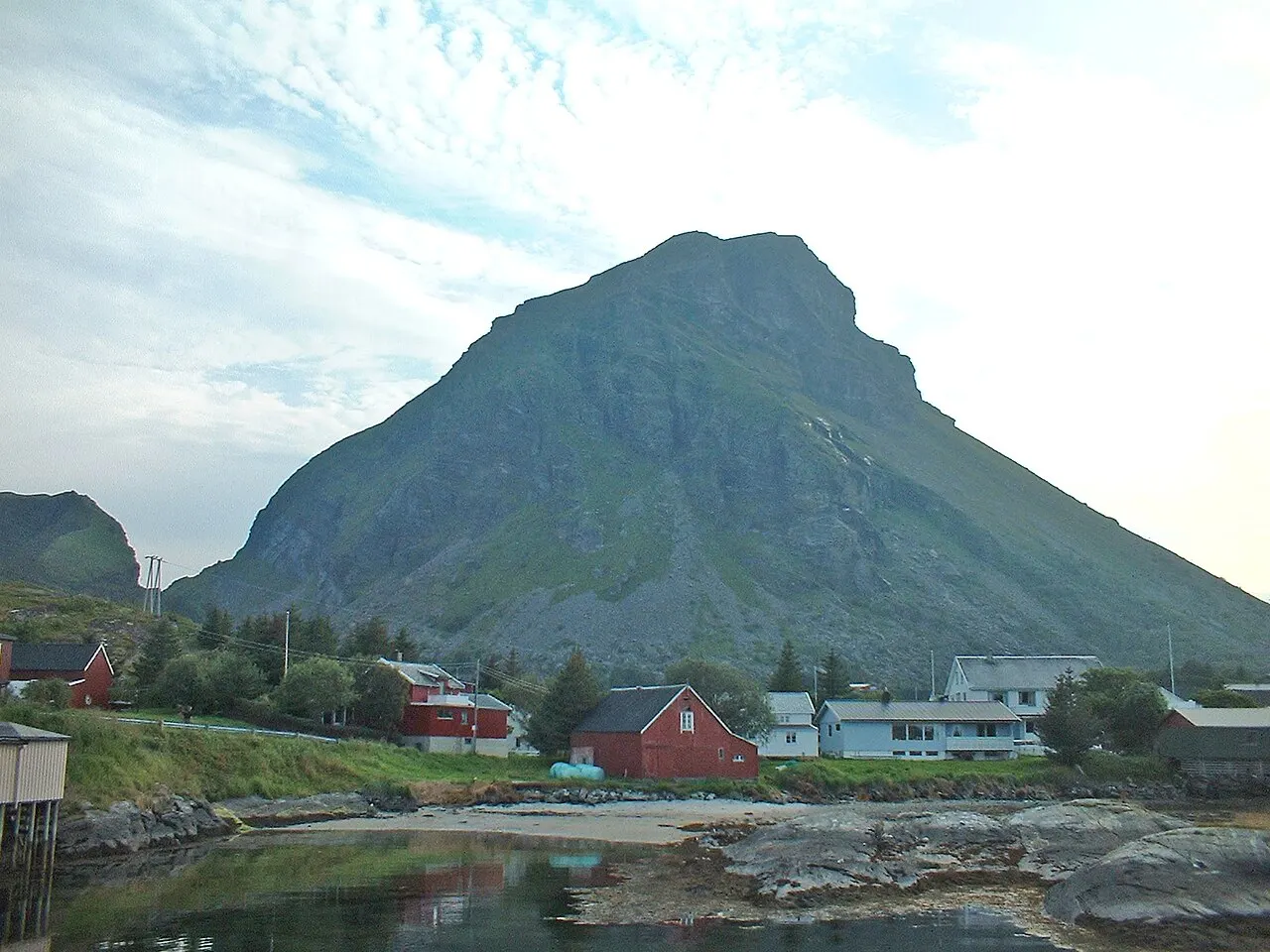 Lovund med Lovundfjellet 623 m, 2004