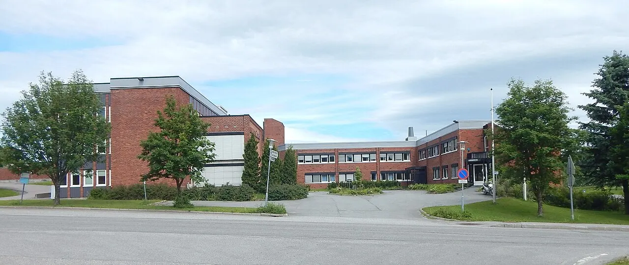 Lunder rådhus på Roa med Sandsvegen (fylkesvei 2280) foran
