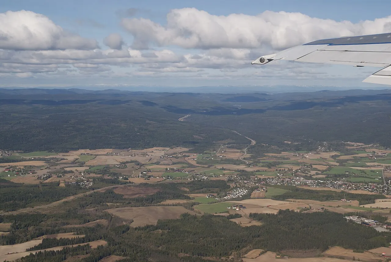 Utsikt over Maura i Nannestad på Romerike. Den store veien som slynger seg gjennom landskapet er riksvei 35.