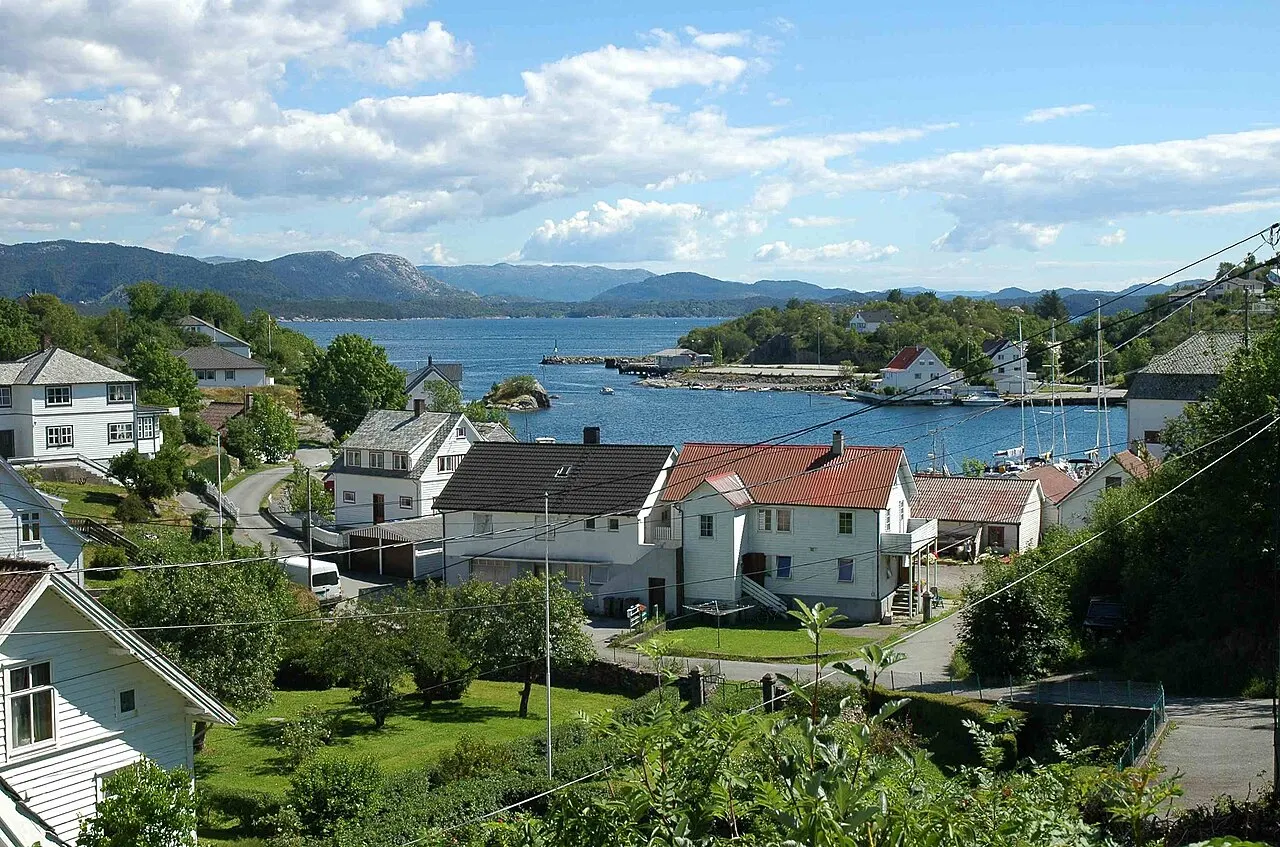 Mosterhamn ligger på øya Moster. Mosterhamn på Bømlo.