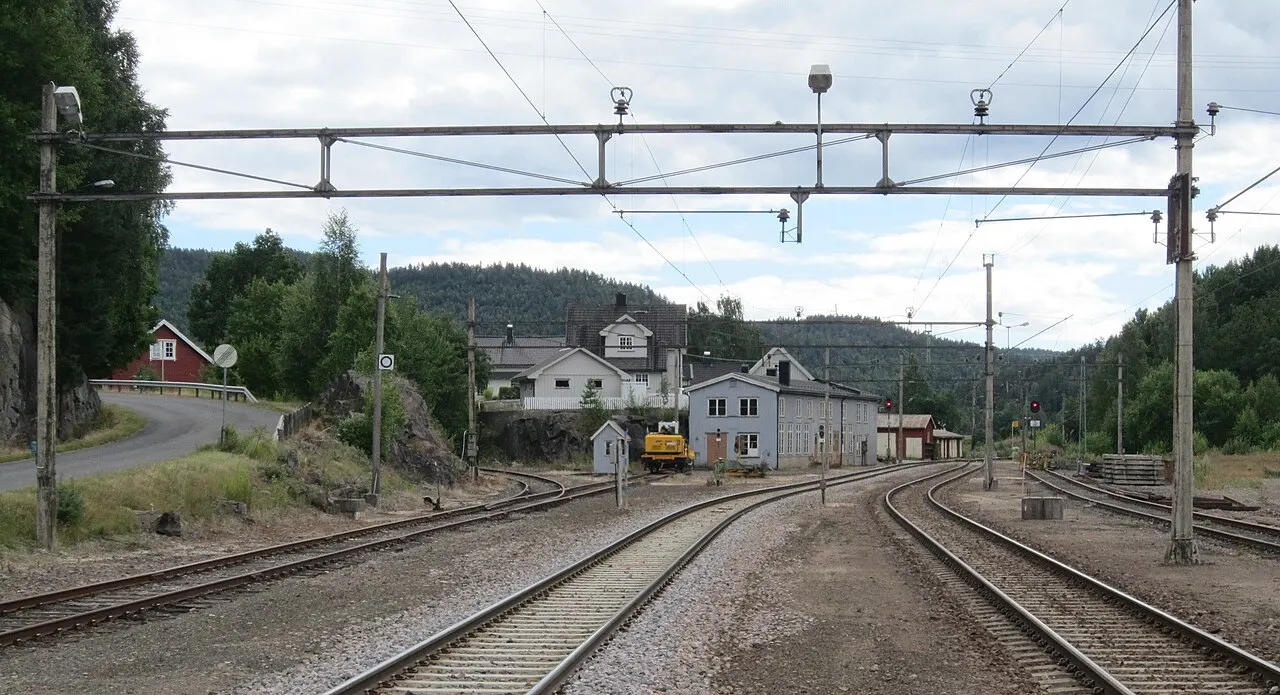 Sørover fra Neslandsvatn stasjon. Sporet til venstre går mot Kragerø, mens Sørlandsbanens spor går rett frem og i retning Kristiansand. Den…