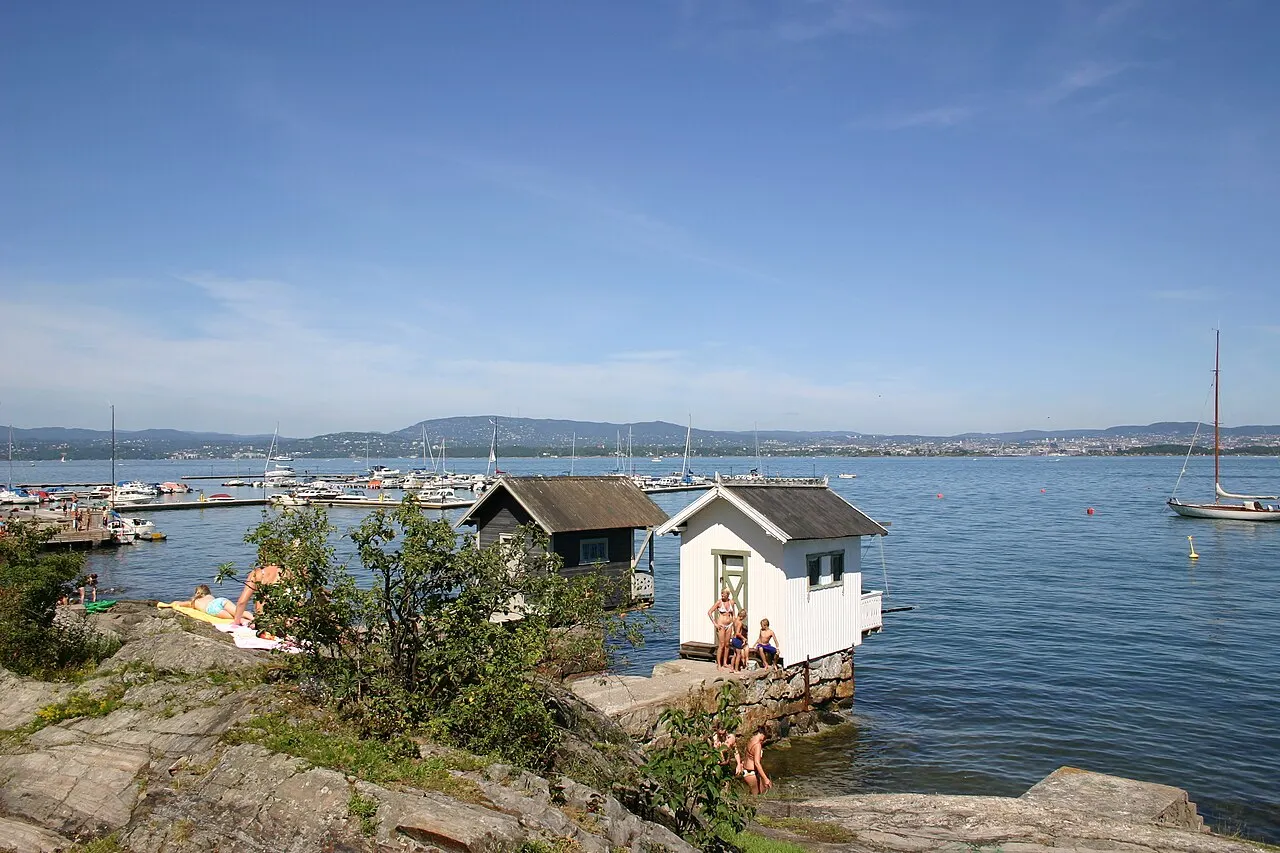 Oksval hamn og badestrand. Utsikt mot Oslo og Bunnefjorden. Nesoddbåten sjåast i fjorden.